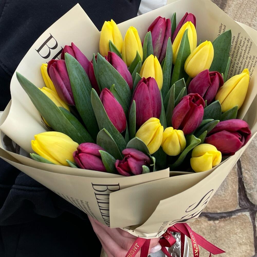 https://content2.flowwow-images.com/data/flowers/1000x1000/38/1709640118_51198938.jpg