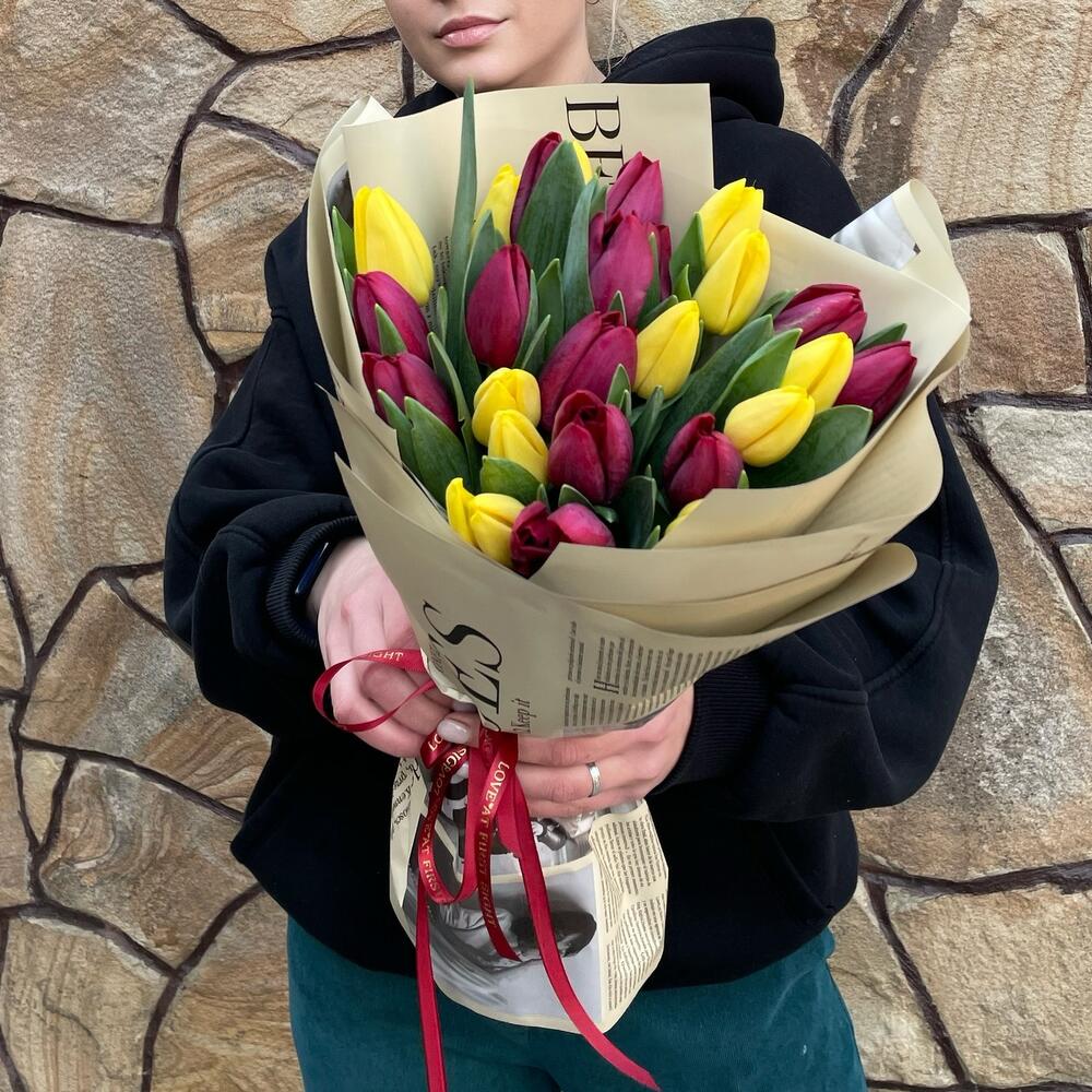 https://content2.flowwow-images.com/data/flowers/1000x1000/65/1709640118_94566165.jpg